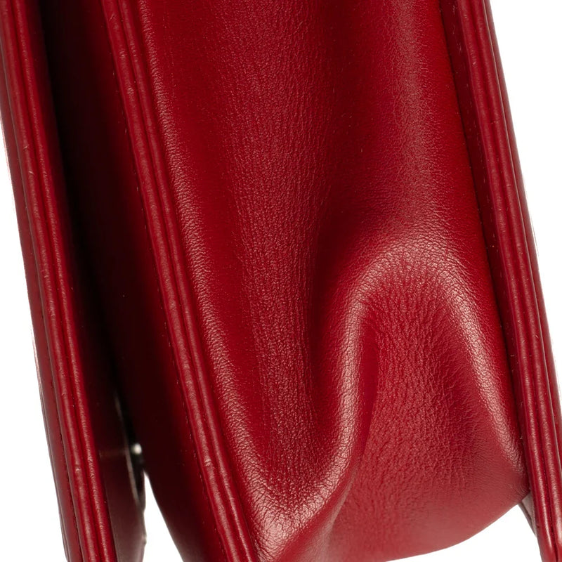 sac de seconde main boy chanel  en cuir rouge défaut 1