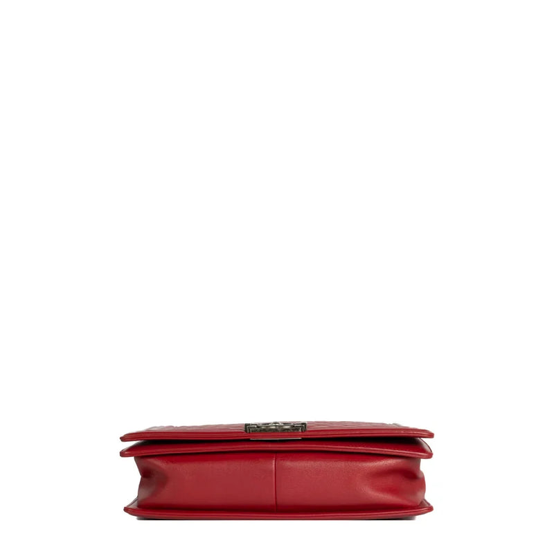 sac de seconde main boy chanel  en cuir rouge dessous