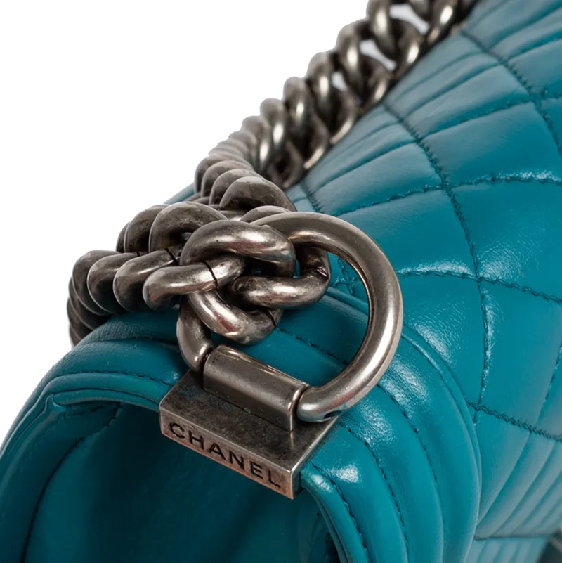 sac de seconde main boy chanel  en cuir bleu défaut 2