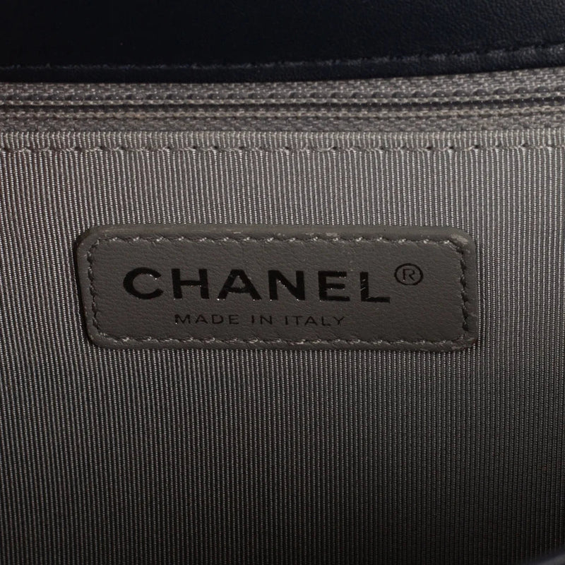 sac de seconde main boy  chanel  en cuir bleu label