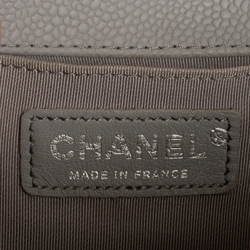 sac de seconde main boy chanel  en cuir gris  label