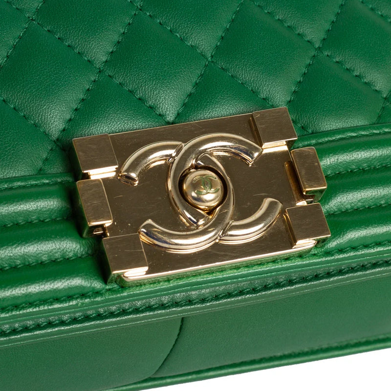 sac de seconde main boy chanel  en cuir vert défaut 1