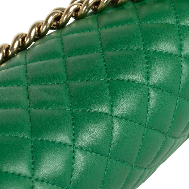 sac de seconde main boy chanel  en cuir vert défaut 3