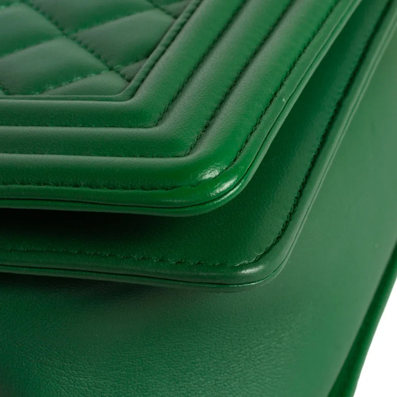 sac de seconde main boy chanel  en cuir vert coin 1