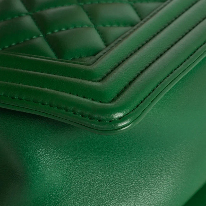 sac de seconde main boy chanel  en cuir vert coin 2