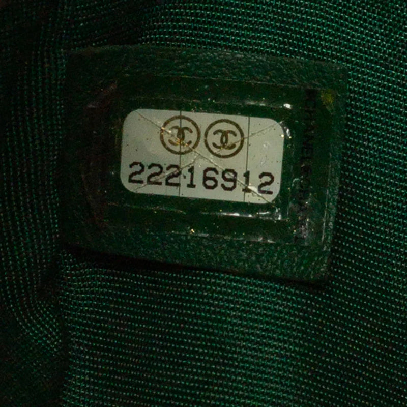 sac de seconde main boy chanel  en cuir vert numéro de série