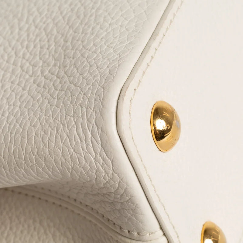 sac de seconde main capucines  louis vuitton  en cuir blanc coin 2