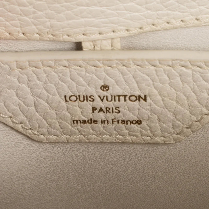 sac de seconde main capucines  louis vuitton  en cuir blanc label