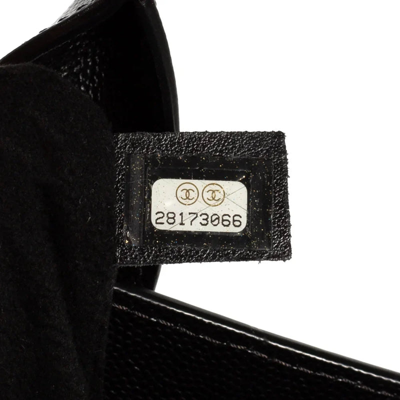 sac de seconde main deauville chanel  en cuir noir numéro de série