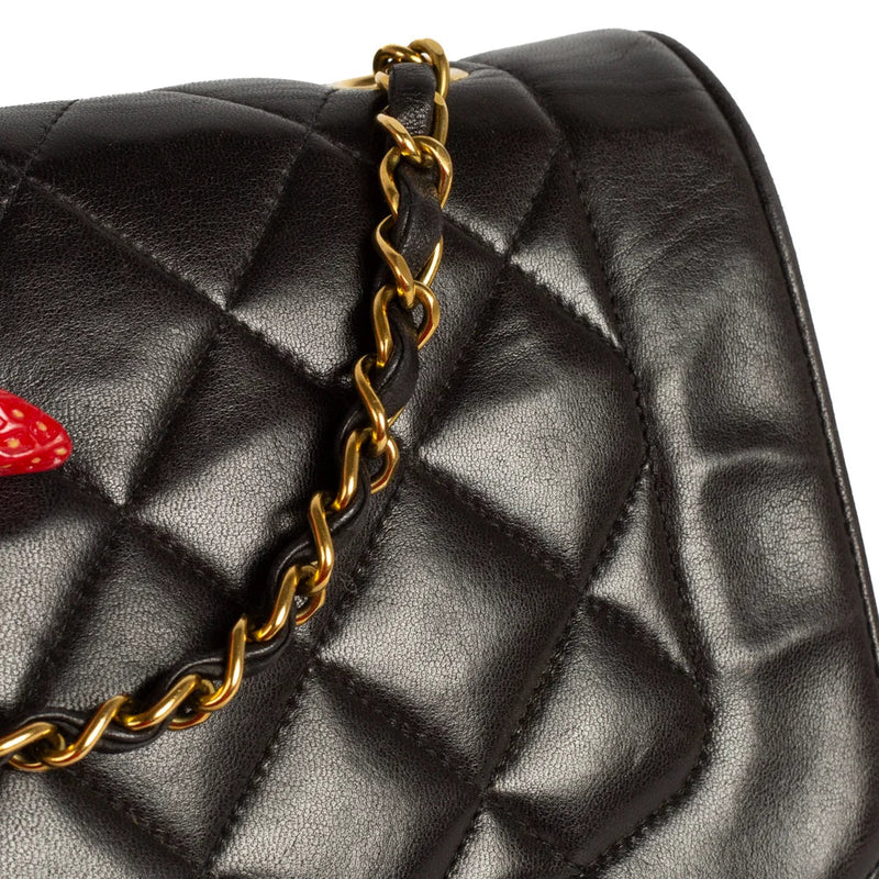 sac de seconde main diana  chanel  en cuir noir défaut 2