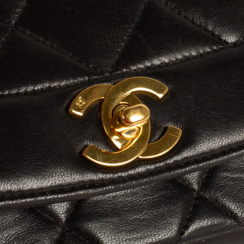 sac de seconde main diana  chanel  en cuir noir défaut 3