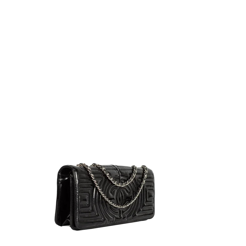 sac de seconde main flap  chanel  en cuir verni noir côté