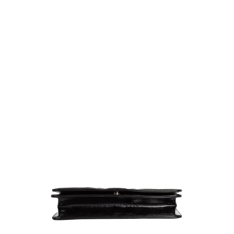 sac de seconde main flap  chanel  en cuir verni noir dessous