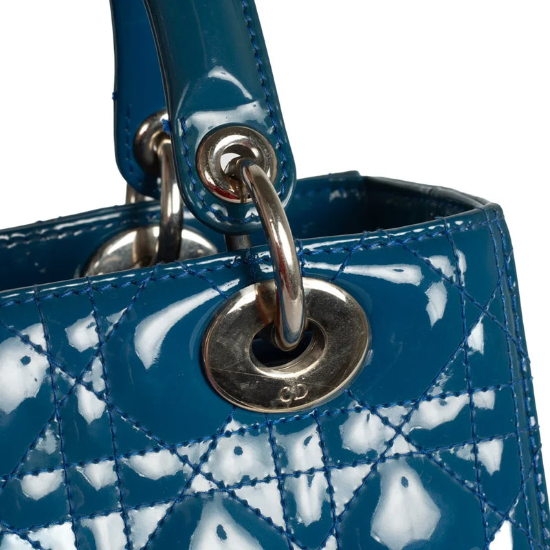 sac de seconde main lady dior  dior  en cuir verni bleu défaut 1