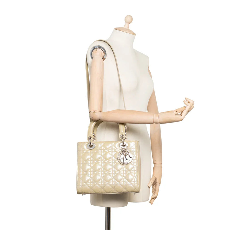 sac de seconde main lady dior  dior  en cuir verni beige porté 1