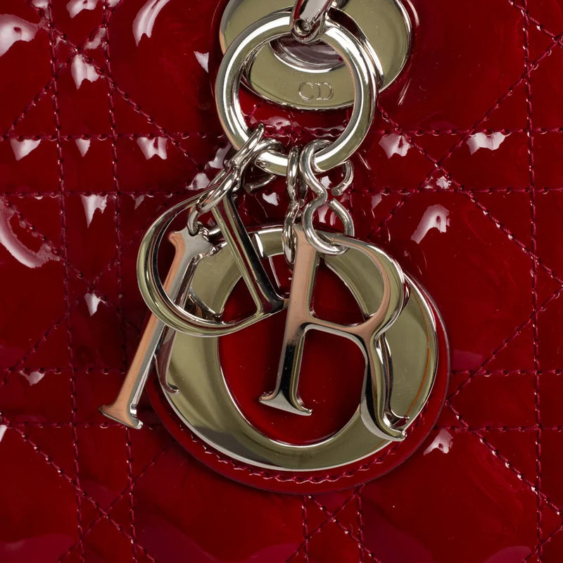 sac de seconde main lady dior   en cuir verni rouge défaut 1