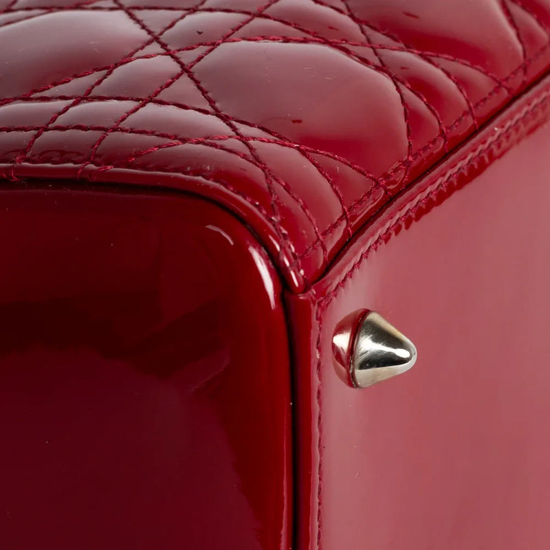 sac de seconde main lady dior   en cuir verni rouge coin