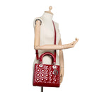 sac de seconde main lady dior   en cuir verni rouge porté 1