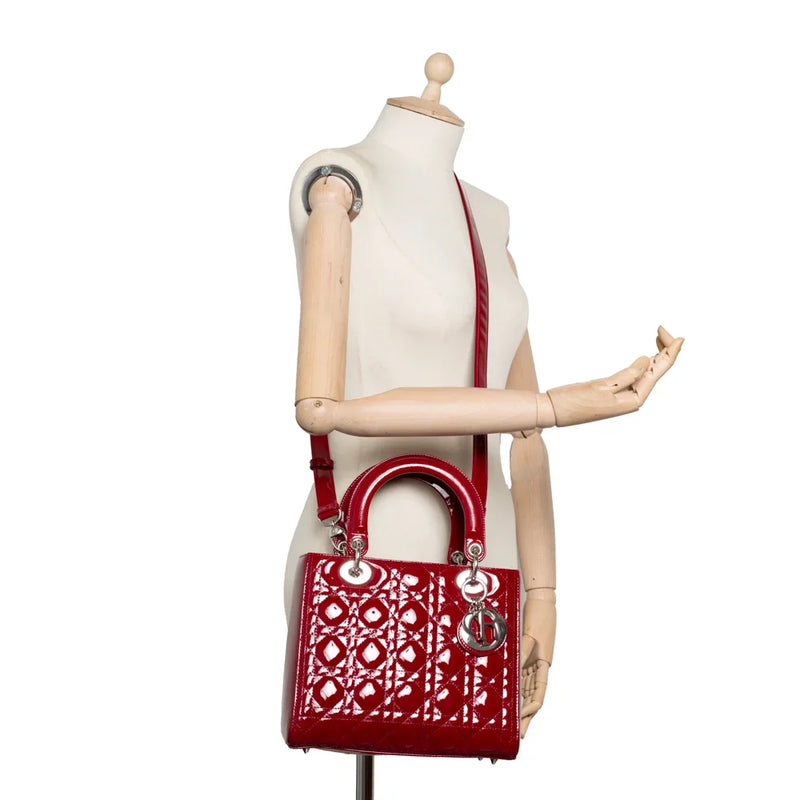 sac de seconde main lady dior   en cuir verni rouge porté 1