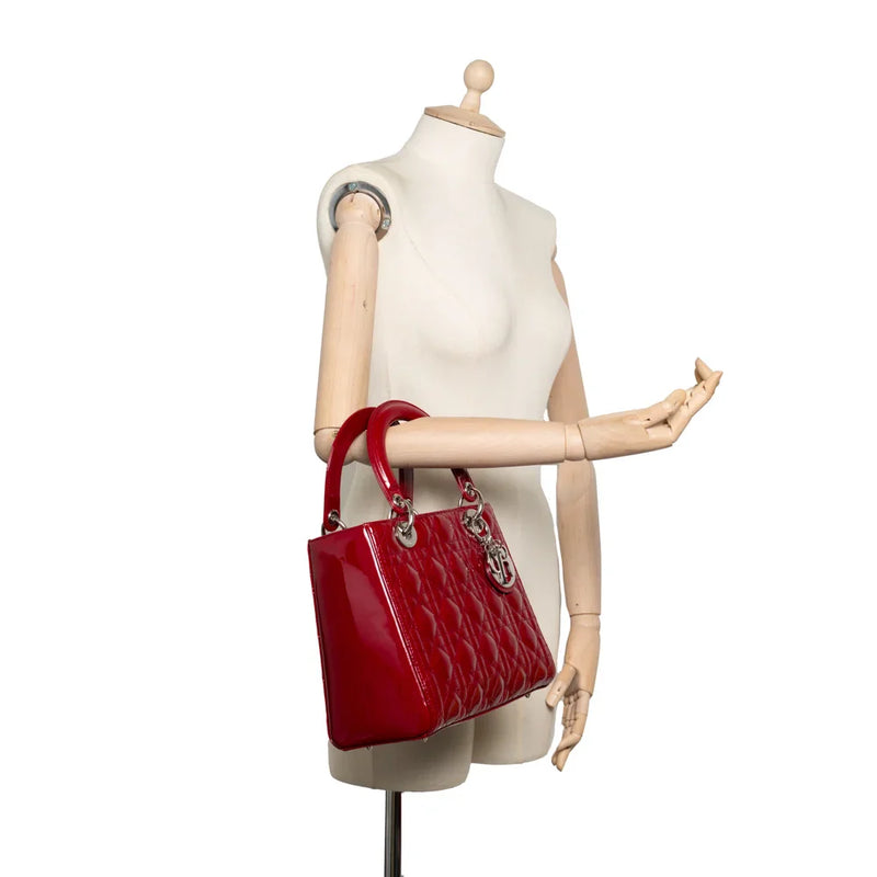 sac de seconde main lady dior   en cuir verni rouge porté 2