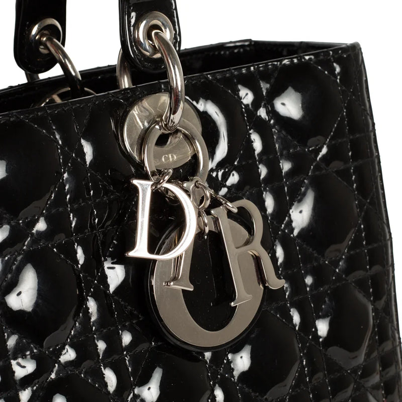 sac de seconde main lady  dior en cuir verni noir défaut 2