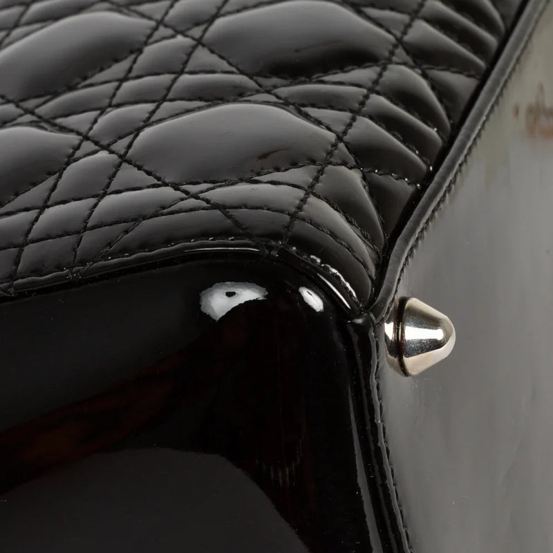 sac de seconde main lady  dior en cuir verni noir coin 