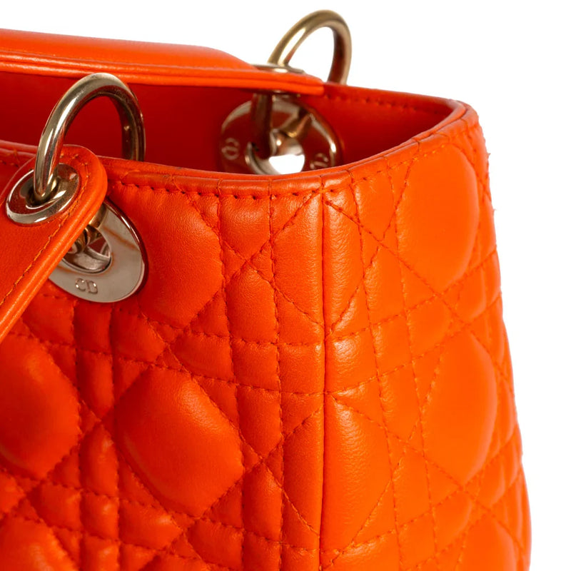 sac de seconde main lady dior  dior  en cuir orange  défaut 2