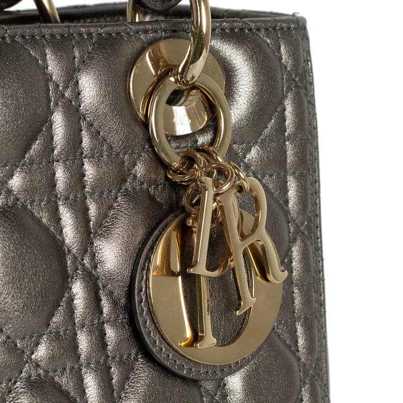 sac de seconde main lady dior  en cuir argenté défaut 1