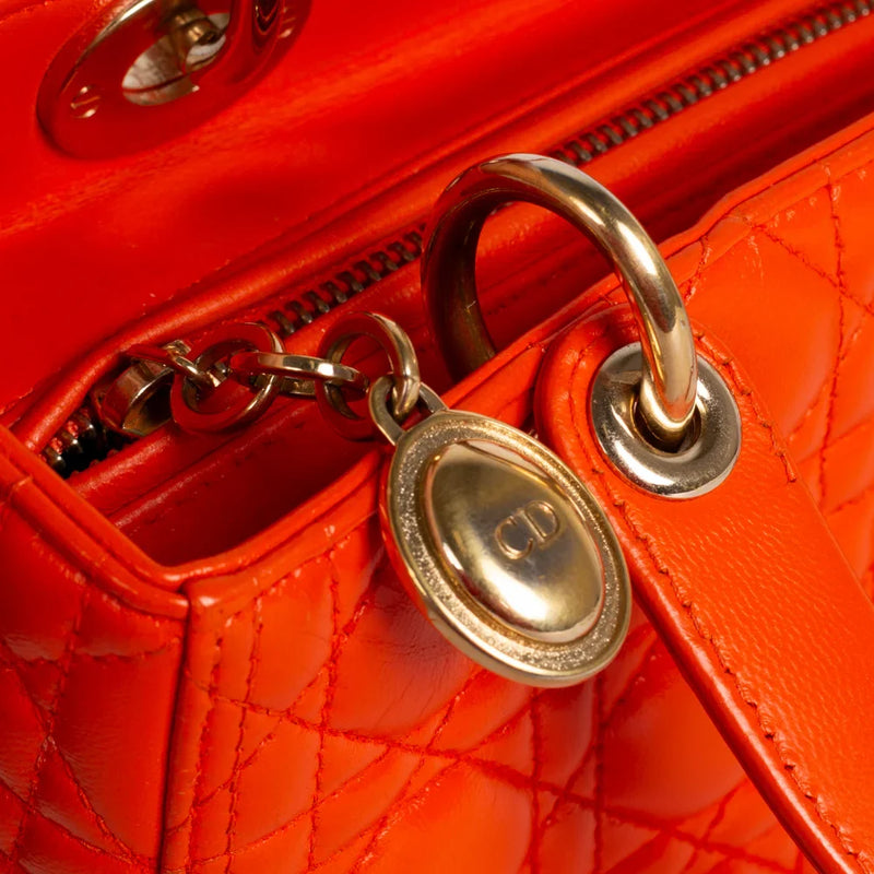 sac de seconde main lady dior   en cuir orange  défaut 2