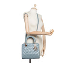 sac de seconde main lady  dior en cuir verni bleu porté 1