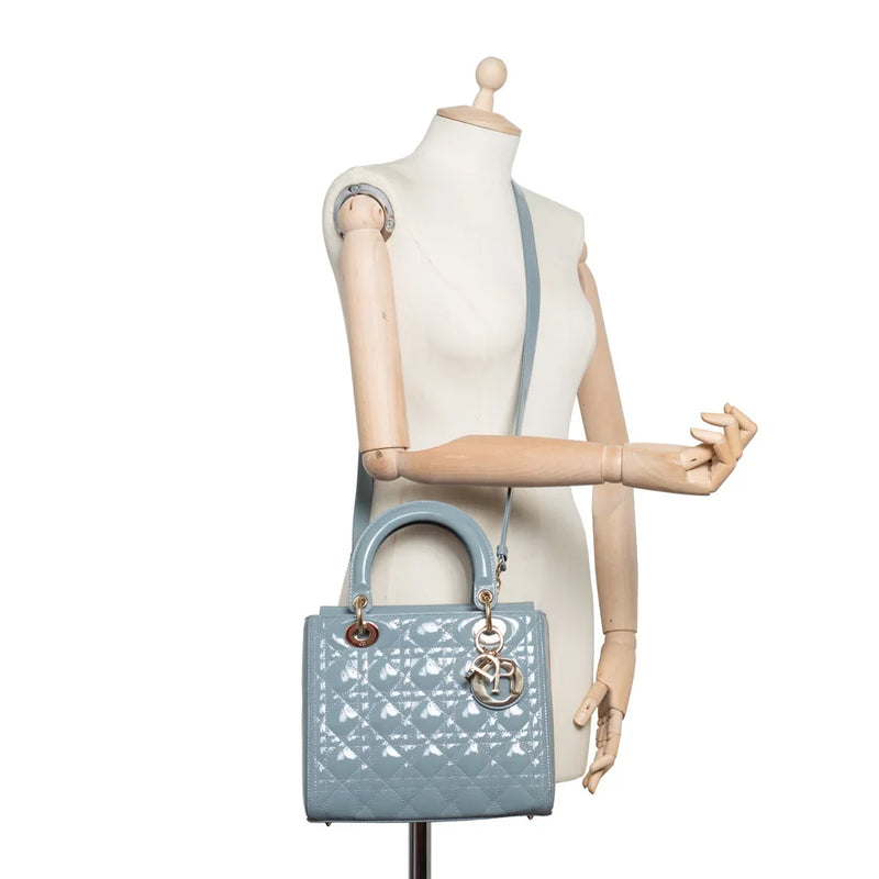 sac de seconde main lady  dior en cuir verni bleu porté 1