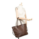 sac de seconde main neverfull louis vuitton en toile damier ébène porté 2