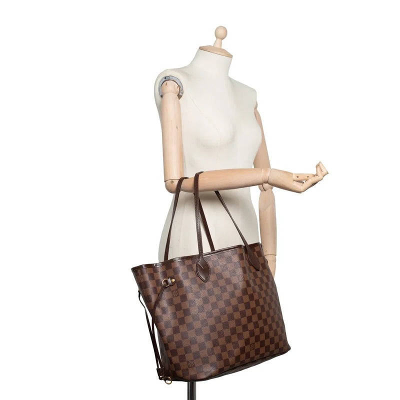 sac de seconde main neverfull  louis vuitton  en toile damier ébène porté 2