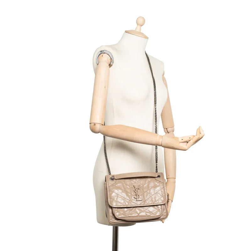 sac de seconde main niki saint laurent en cuir beige porté 2