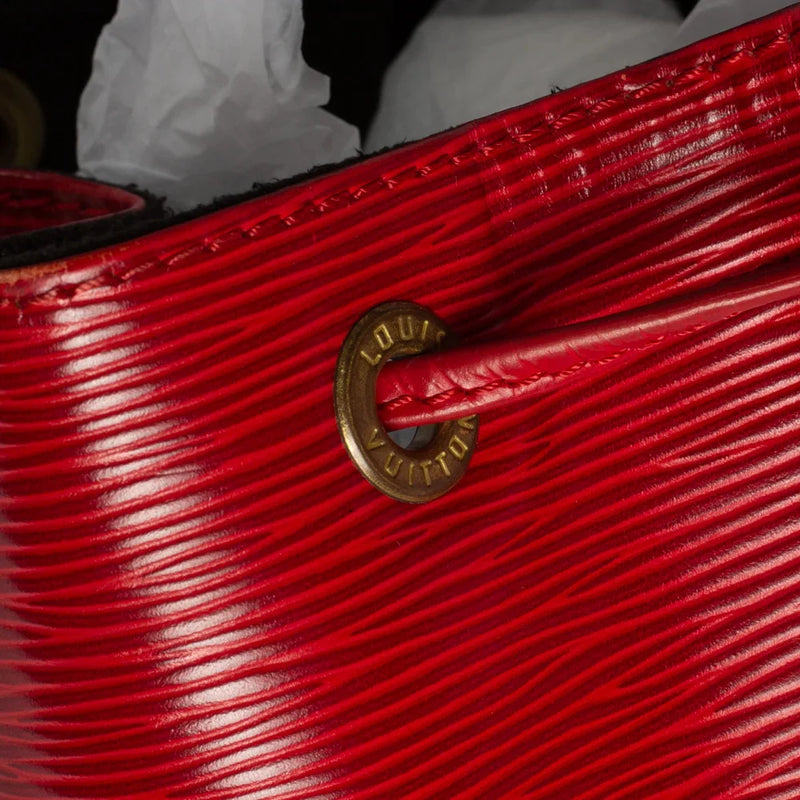 sac de seconde main noé louis vuitton en cuir épi rouge défaut 1