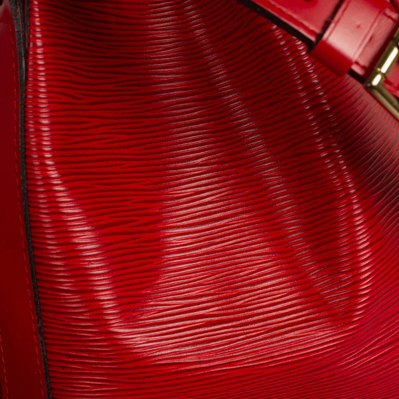 sac de seconde main noé louis vuitton en cuir épi rouge défaut 3