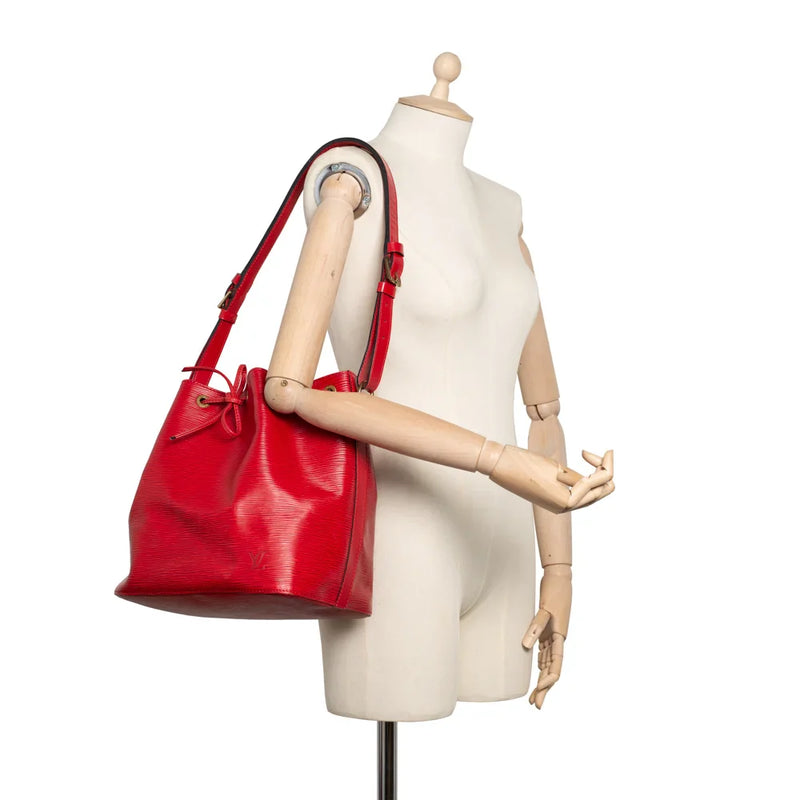 sac de seconde main noé louis vuitton en cuir épi rouge porté