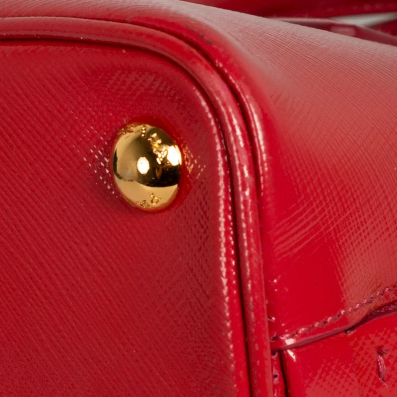 sac de seconde main promenade prada en cuir verni rouge coin 2