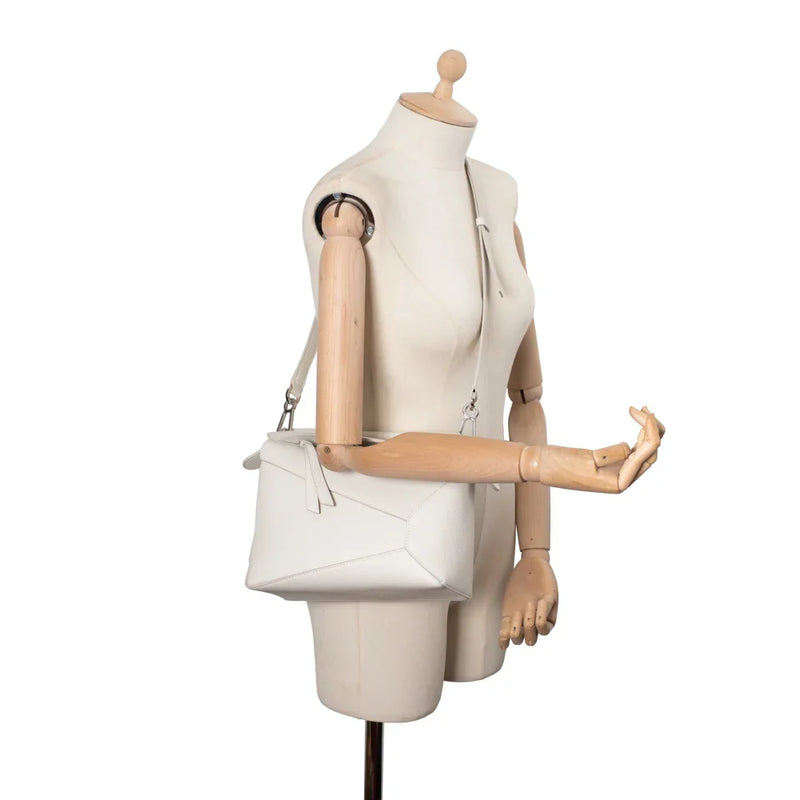 sac de seconde main puzzle loewe en cuir grainé blanc porté 1