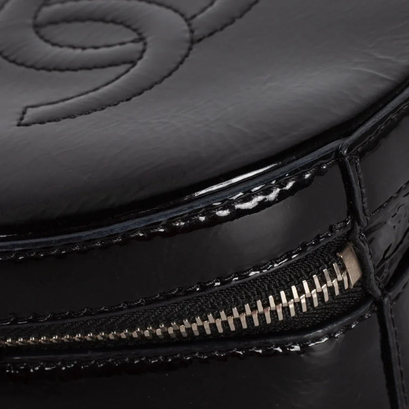 sac de seconde main rond chanel en cuir verni noir  coin 