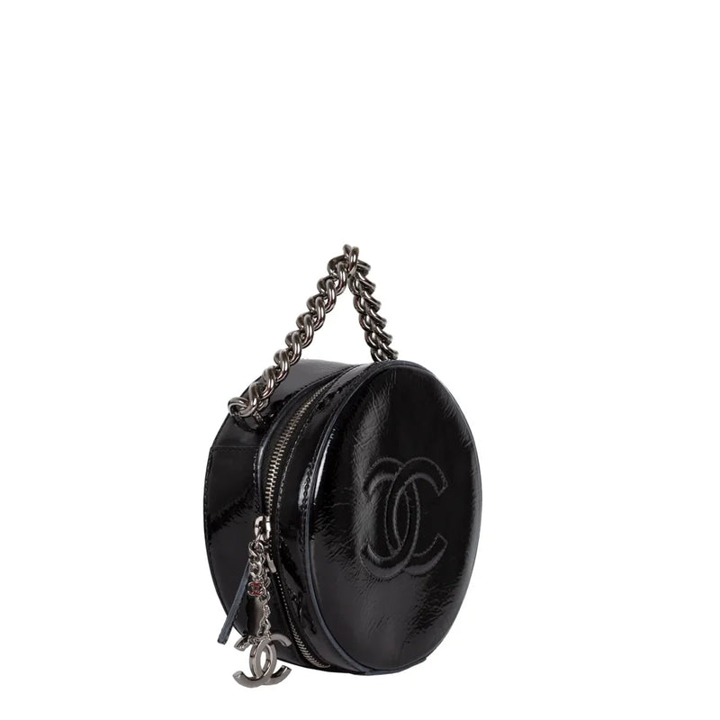 sac de seconde main rond chanel en cuir verni noir  côté