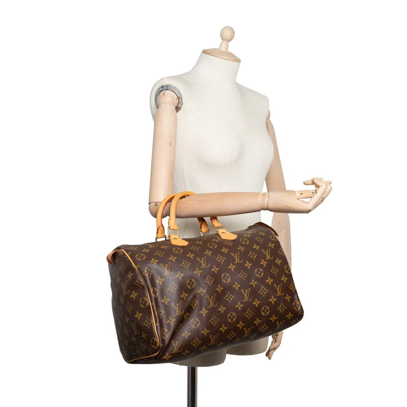 sac de seconde main speedy louis vuitton en toile monogram marron porté 1