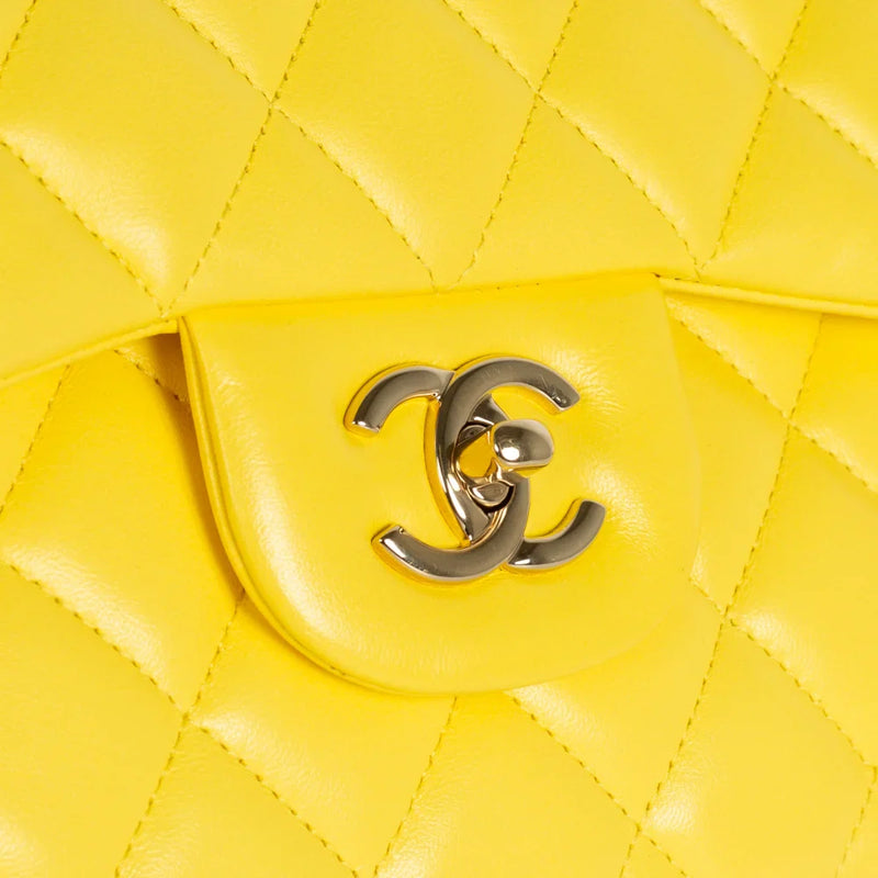 sac de seconde main timeless chanel  en cuir jaune  défaut 1