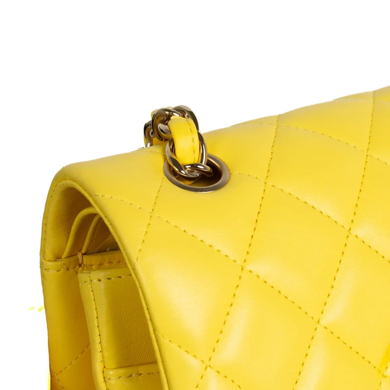 sac de seconde main timeless chanel  en cuir jaune  défaut 2