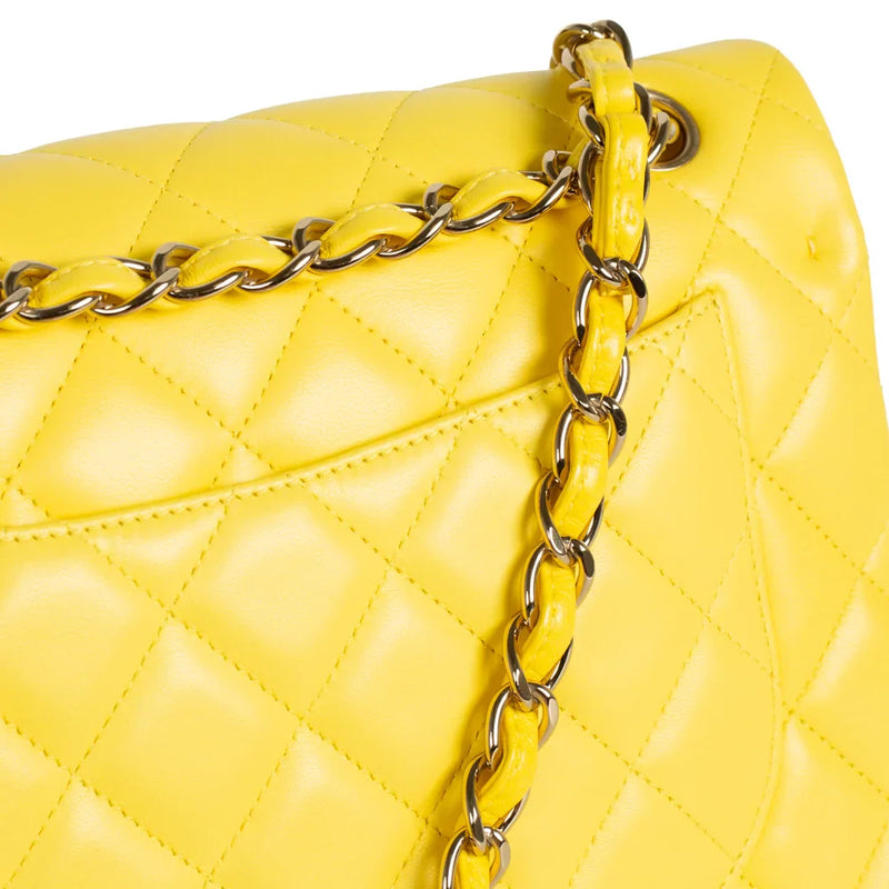 sac de seconde main timeless chanel  en cuir jaune  défaut 3