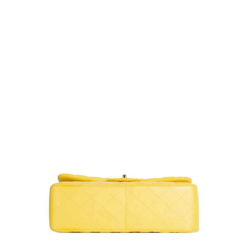 sac de seconde main timeless chanel  en cuir jaune  bas