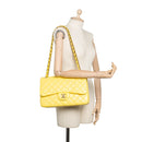 sac de seconde main timeless chanel  en cuir jaune  porté 1