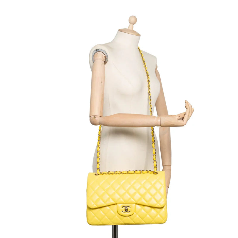 sac de seconde main timeless chanel  en cuir jaune  porté 2