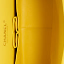 sac de seconde main timeless chanel  en cuir jaune  intérieur