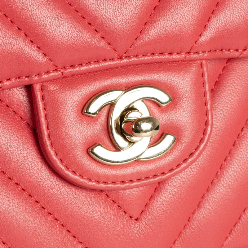 sac de seconde main timeless chanel  en cuir rose  défaut 1